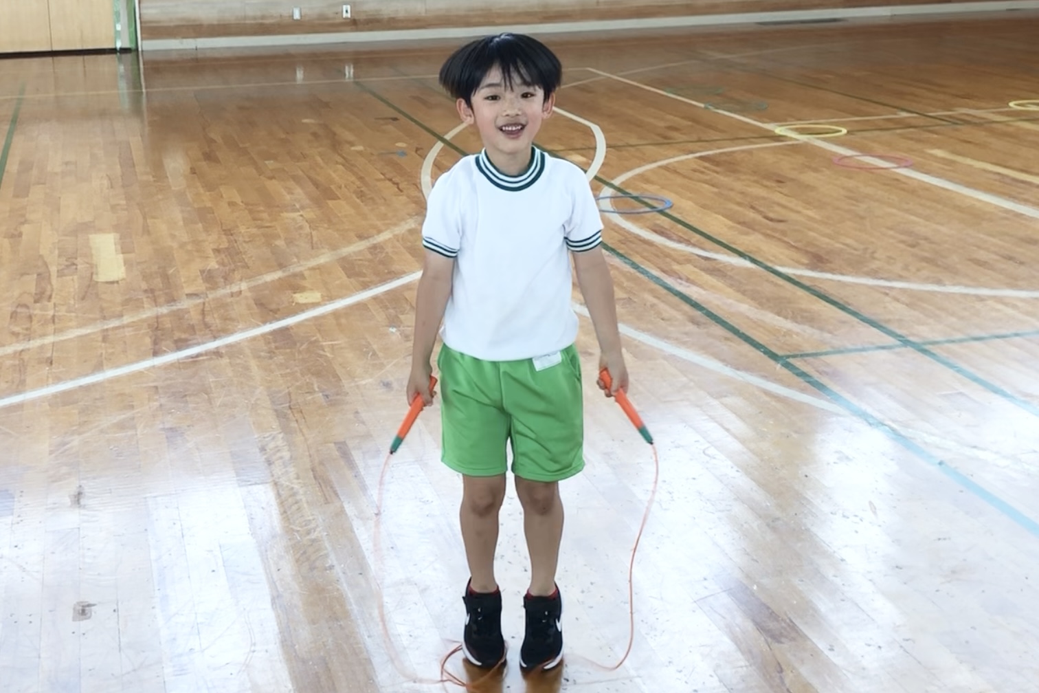 福井市教室にて、笑顔で縄跳びを練習する幼児の男の子